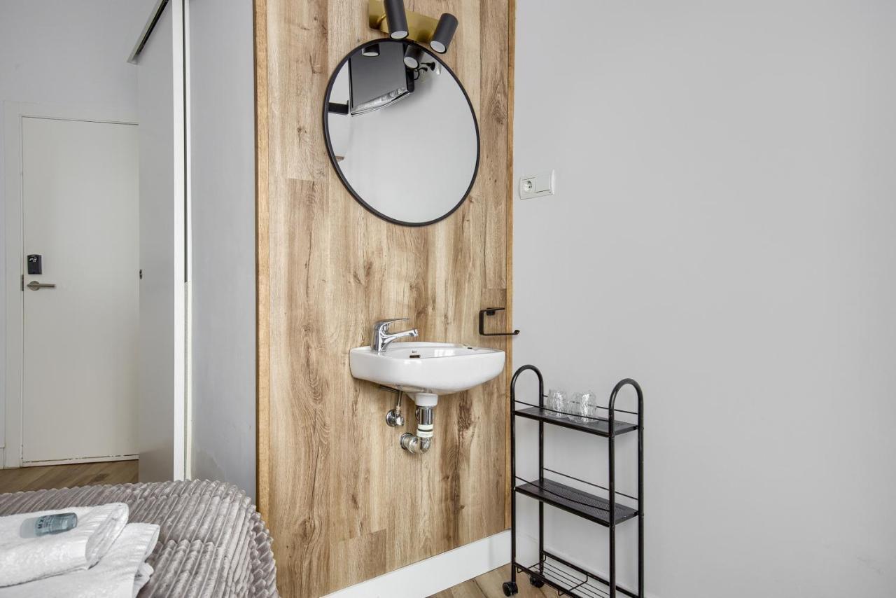 Hostal Besaya Мадрид Екстериор снимка