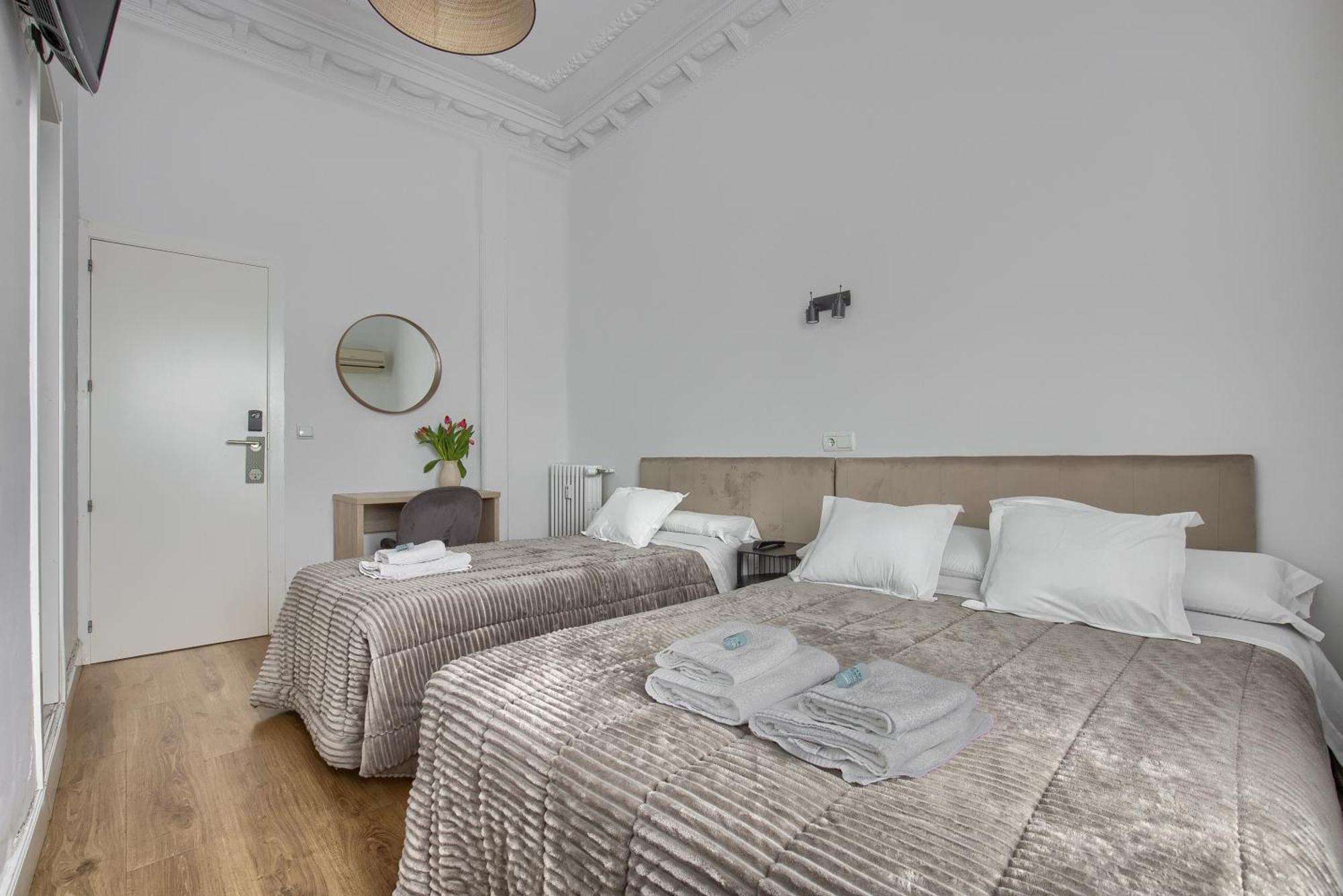 Hostal Besaya Мадрид Екстериор снимка