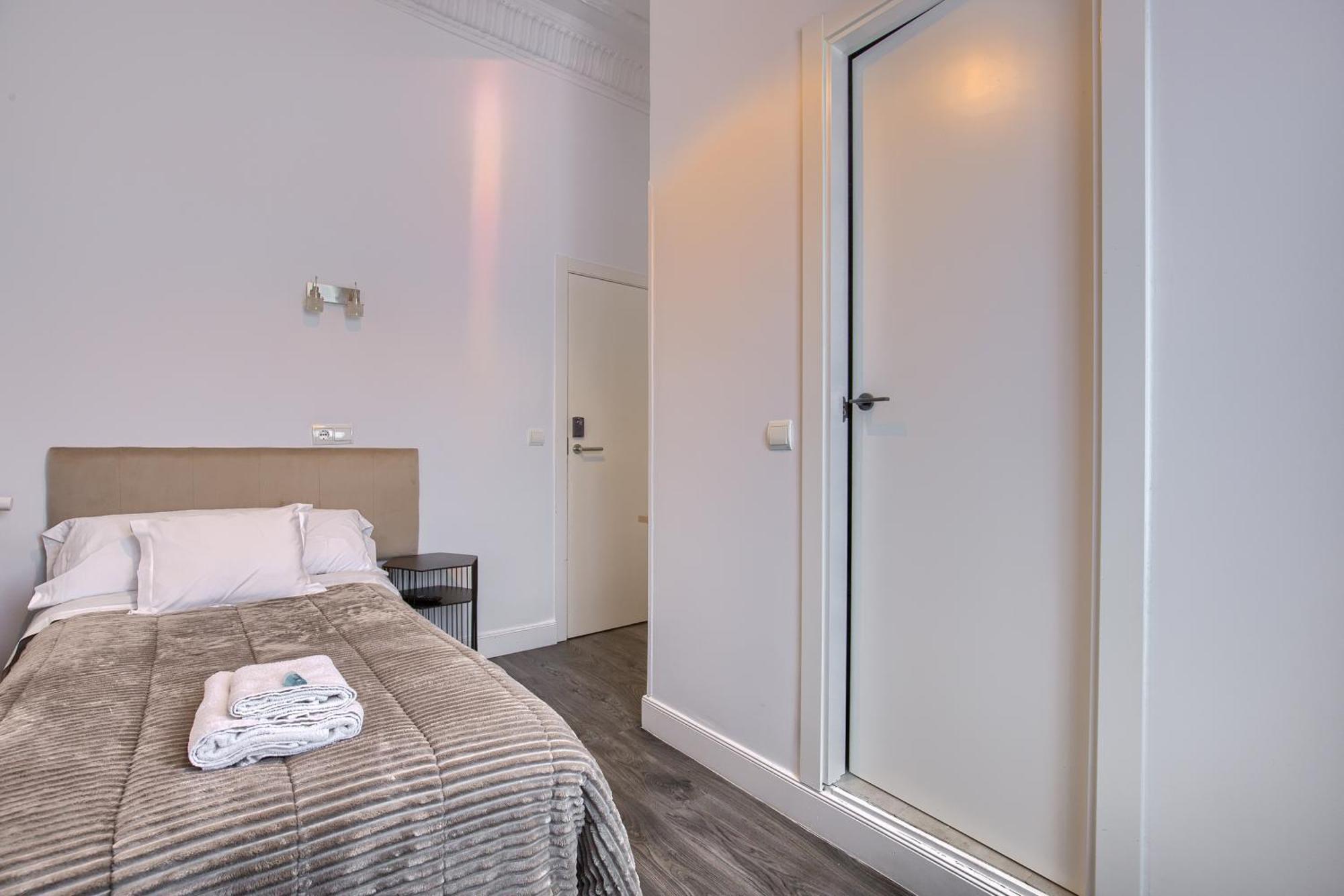 Hostal Besaya Мадрид Екстериор снимка