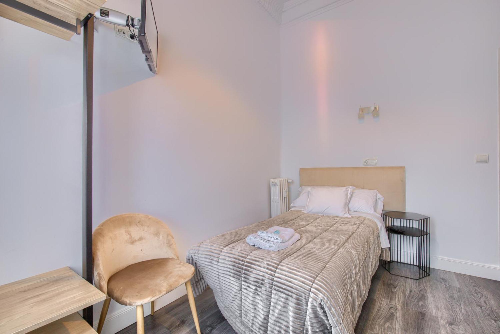 Hostal Besaya Мадрид Екстериор снимка
