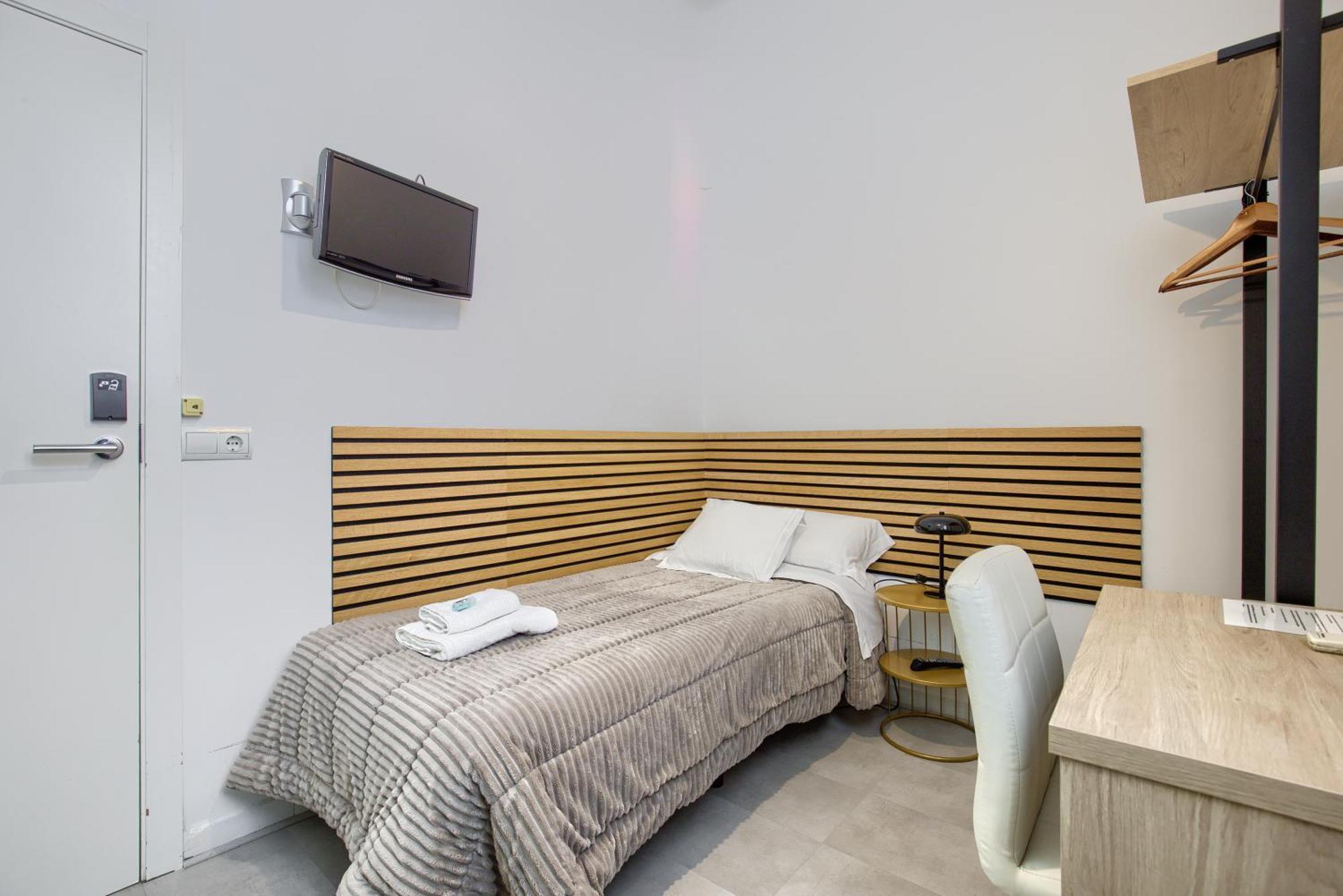Hostal Besaya Мадрид Екстериор снимка