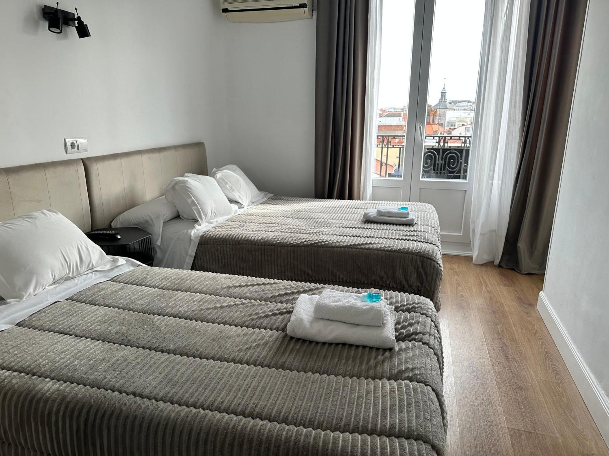 Hostal Besaya Мадрид Екстериор снимка