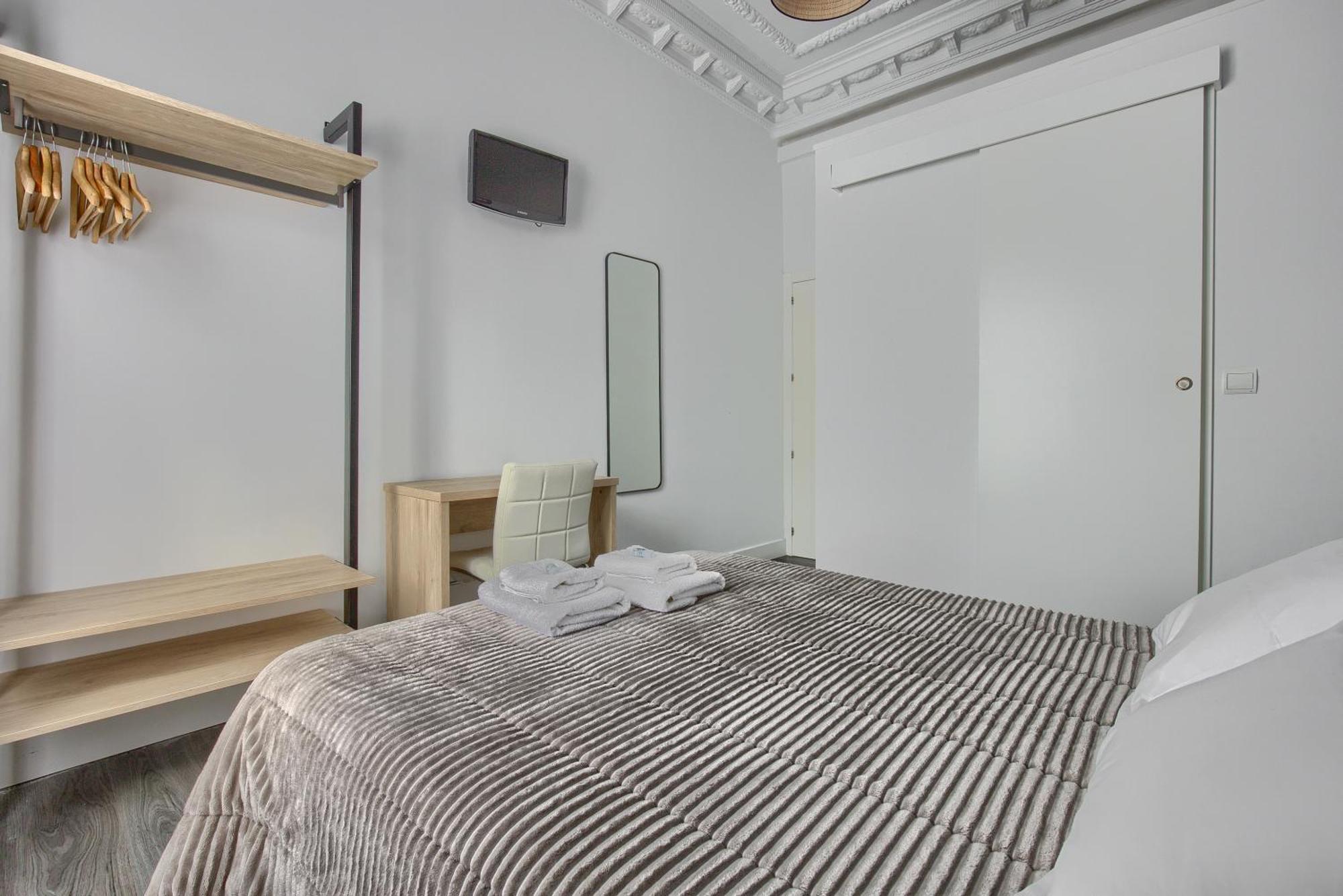 Hostal Besaya Мадрид Екстериор снимка