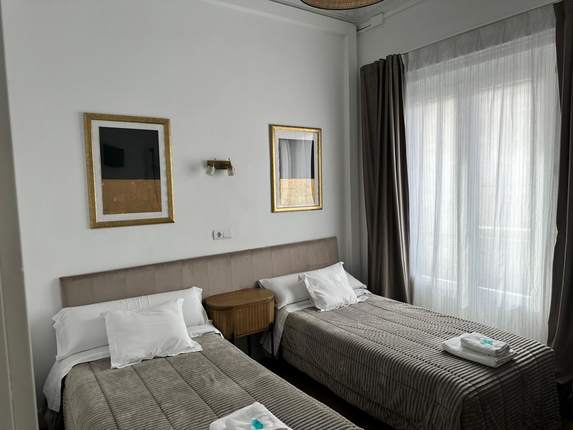 Hostal Besaya Мадрид Екстериор снимка