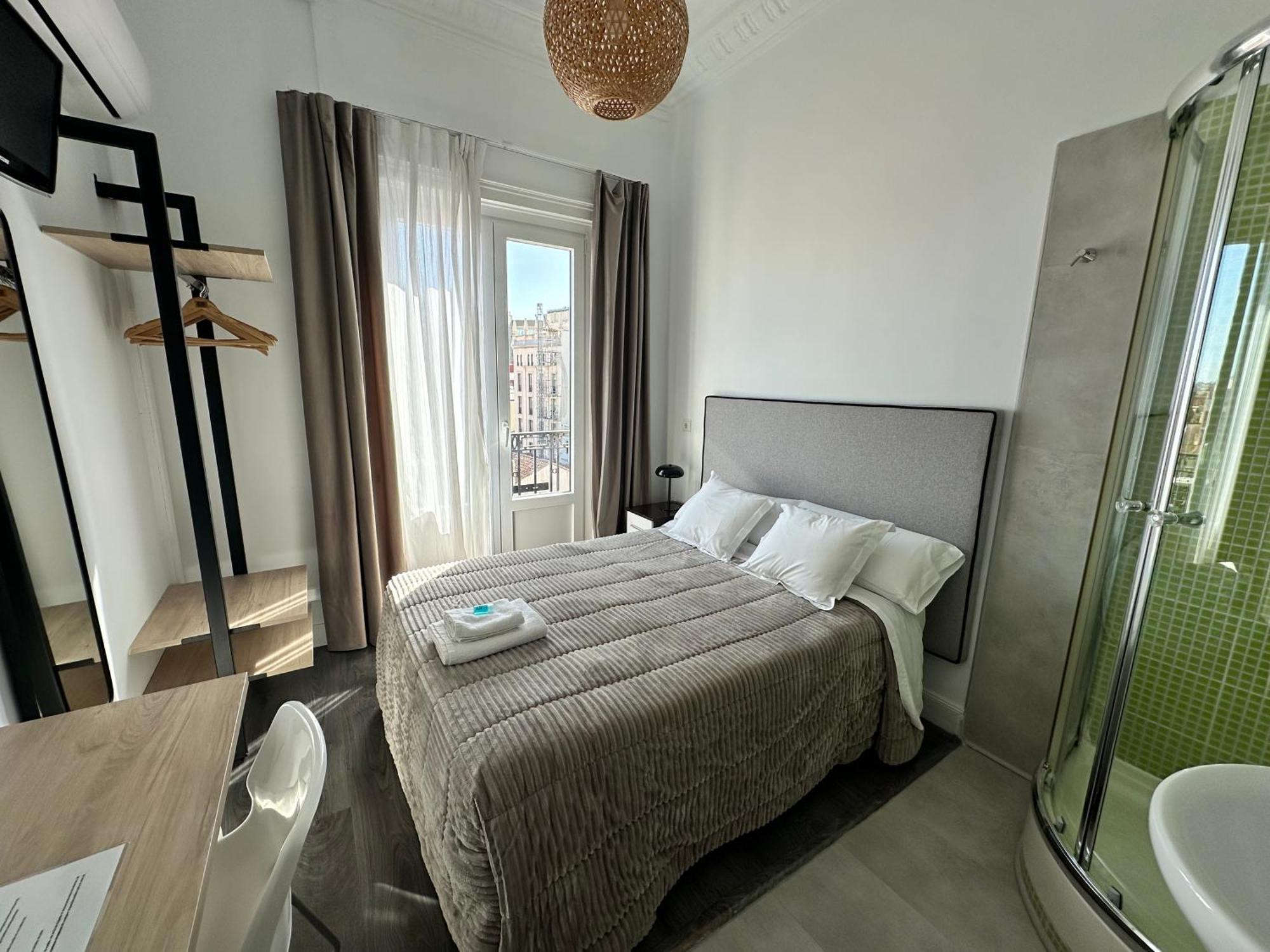 Hostal Besaya Мадрид Екстериор снимка