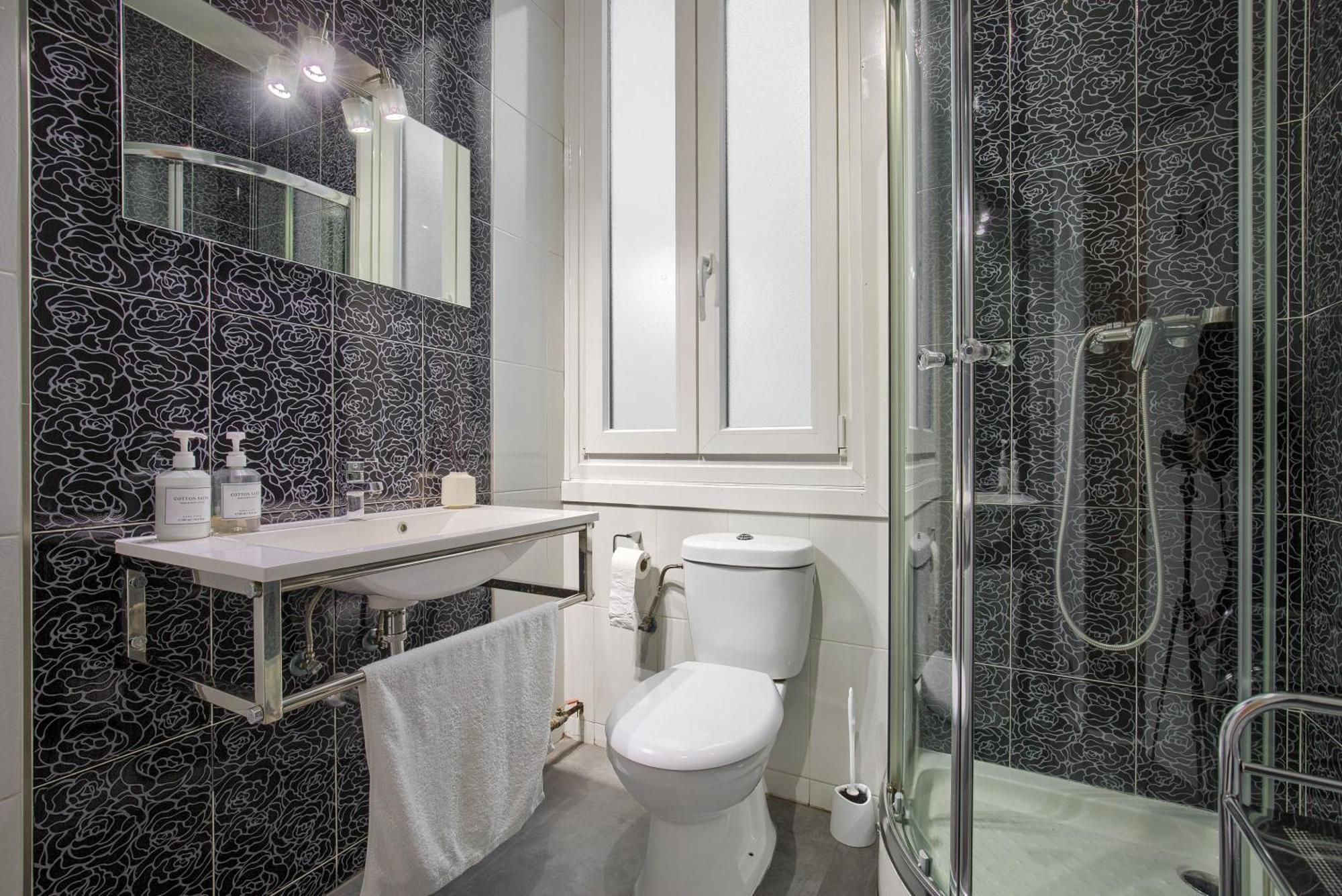 Hostal Besaya Мадрид Екстериор снимка