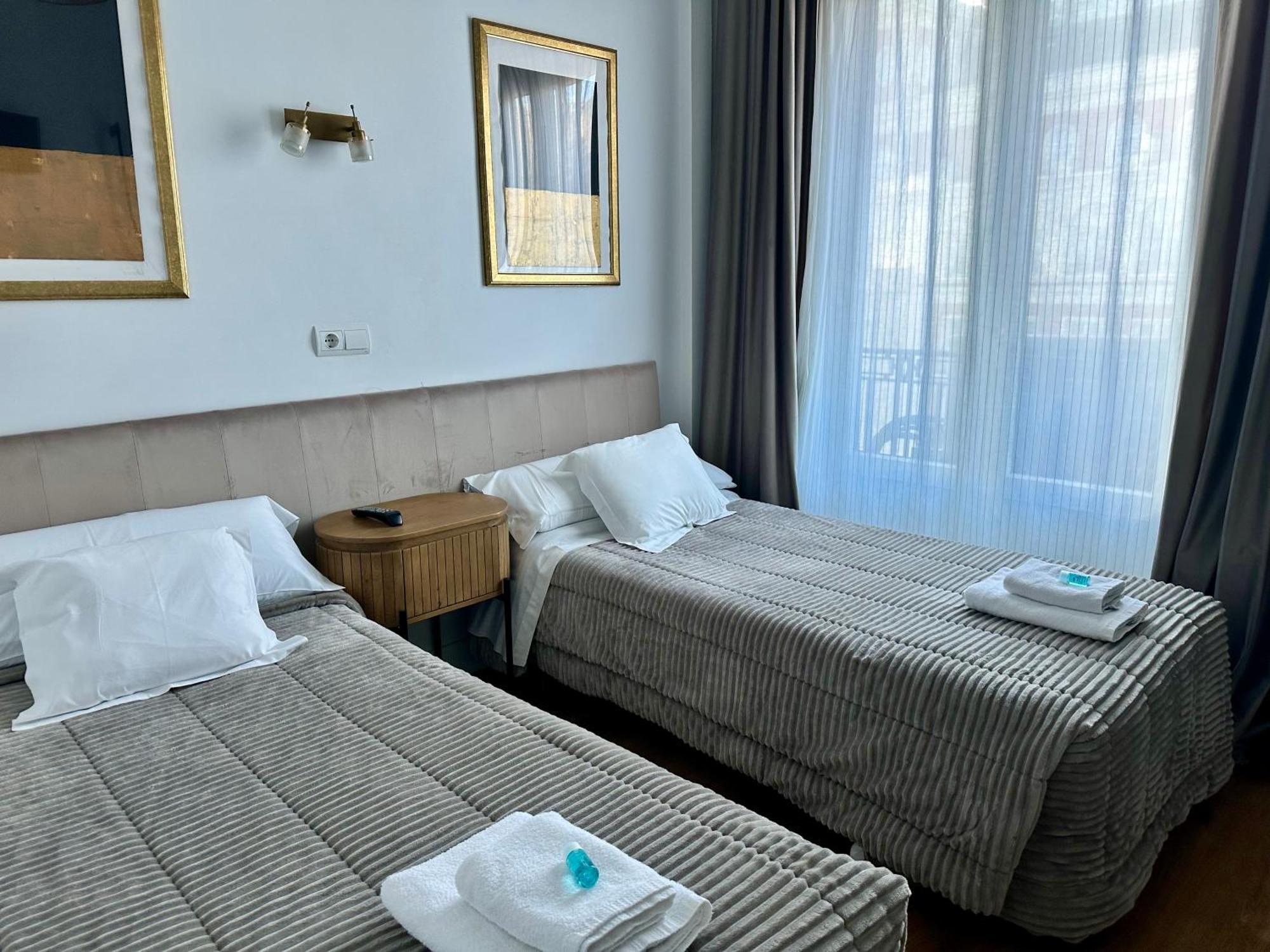 Hostal Besaya Мадрид Екстериор снимка