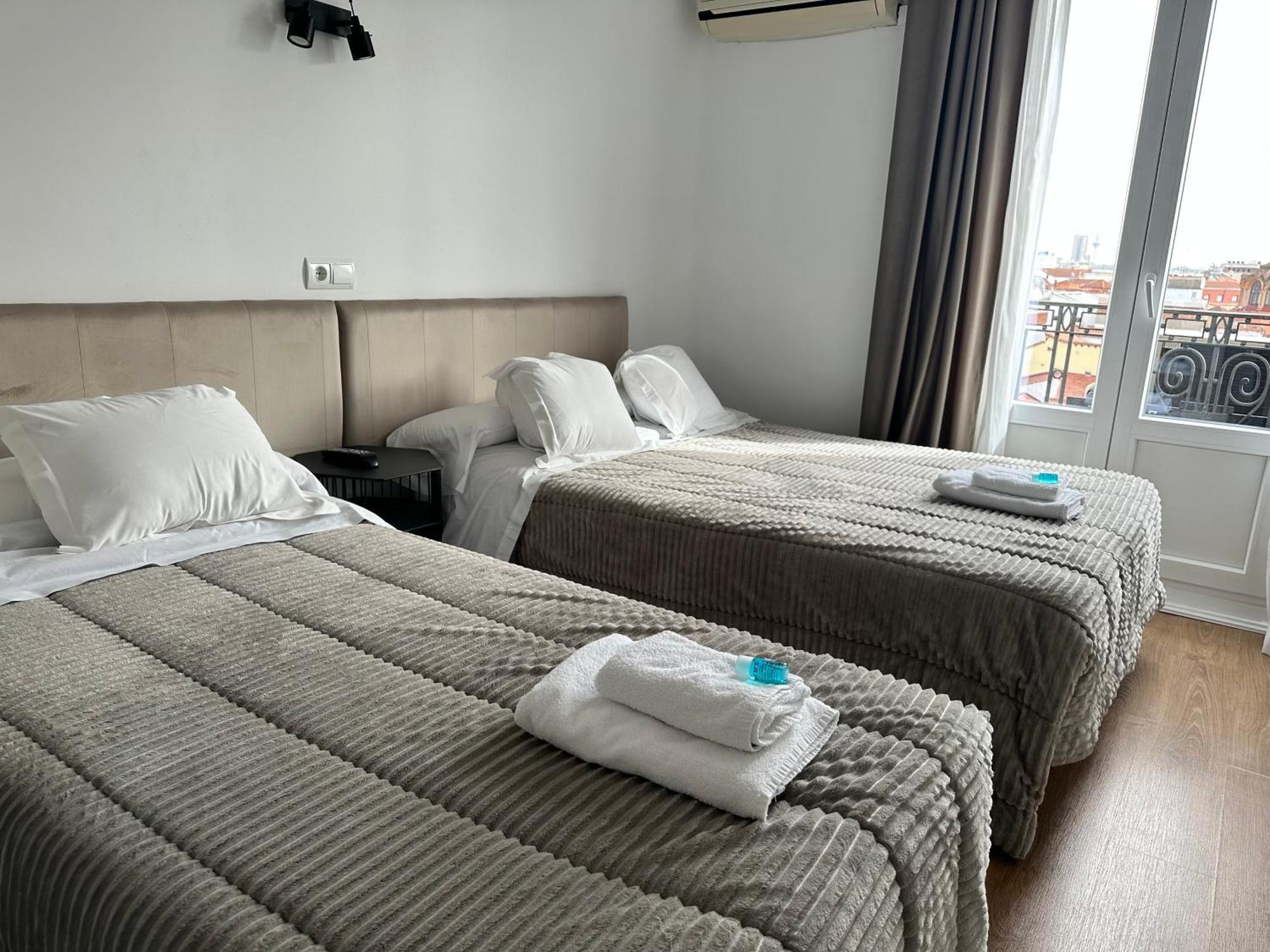 Hostal Besaya Мадрид Екстериор снимка