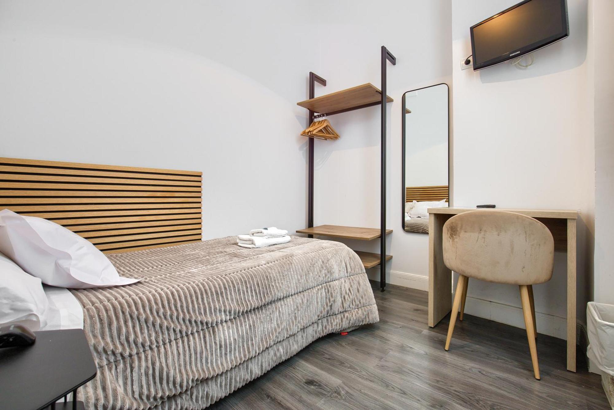 Hostal Besaya Мадрид Екстериор снимка