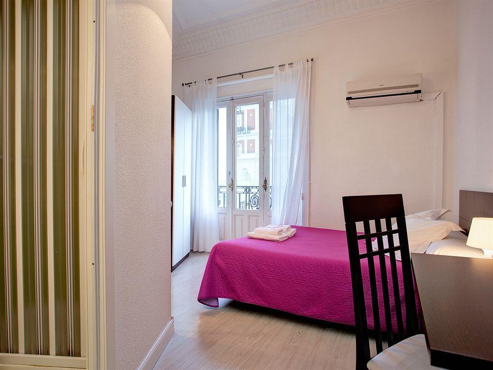 Hostal Besaya Мадрид Екстериор снимка