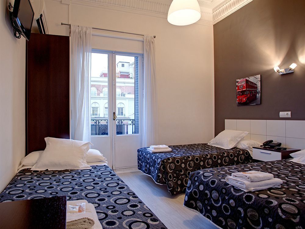 Hostal Besaya Мадрид Екстериор снимка